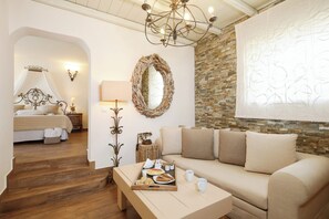 Suite, vista al mar | Área de sala de estar | Televisión LCD 