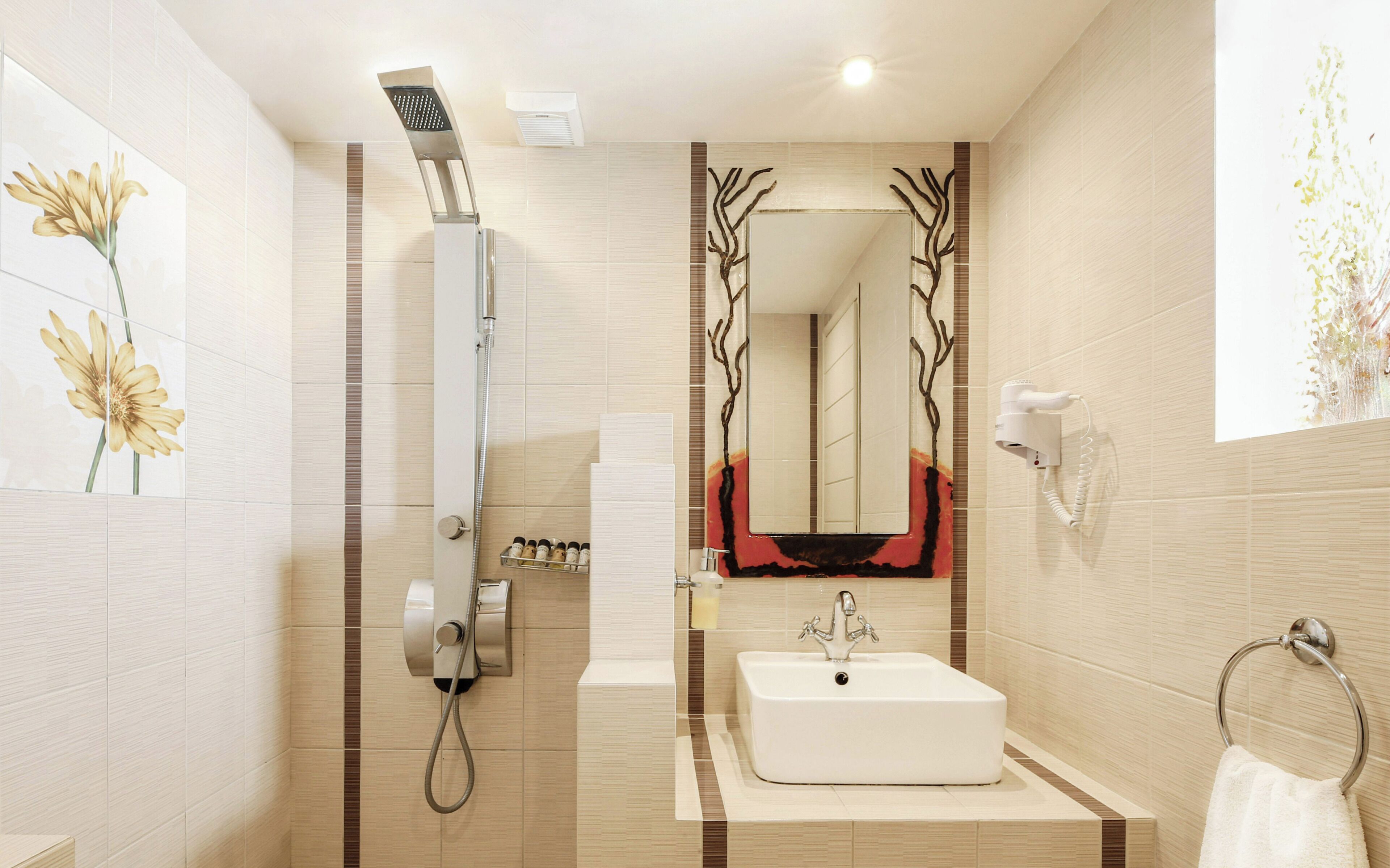 Un baño moderno con ducha, lavamanos y espejo.