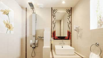 Un baño moderno con ducha, lavamanos y espejo.