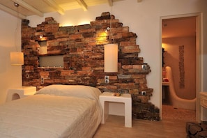 Una cassaforte in camera, una scrivania, insonorizzazione