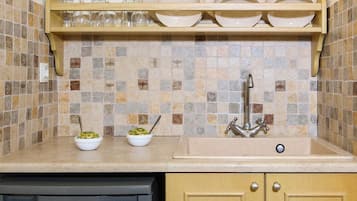 Studio, Courtyard View | Private kitchenette | Fridge, coffee/tea maker, cookware/dishes/utensils