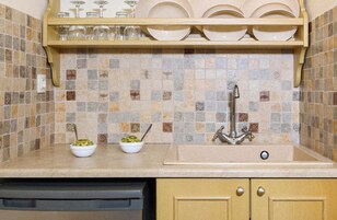 Estudio, vistas al patio | Cocina básica privada | Frigorífico, cafetera o tetera y utensilios de cocina