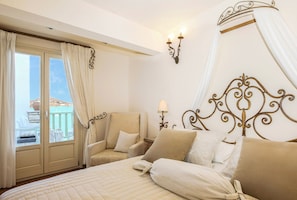 Suite, pemandangan laut | Brankas, meja kerja, kedap suara, dan setrika/meja setrika