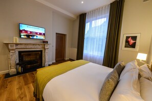 Family Suite | 1 bilik tidur, peti besi dalam bilik, meja, ruang kerja komputer riba