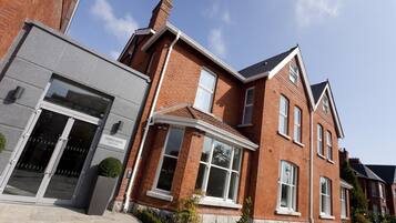 Vista frontal de la propiedad