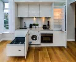 Cafetera o tetera, hervidor eléctrico y trona infantil