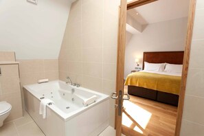 Deluxe Apartment | Bilik Mandi | Kelengkapan dandanan diri berjenama, pengering rambut, tuala disediakan