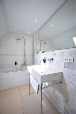 Loft | Badezimmer | Regendusche, Haartrockner, Hausschuhe, Handtücher