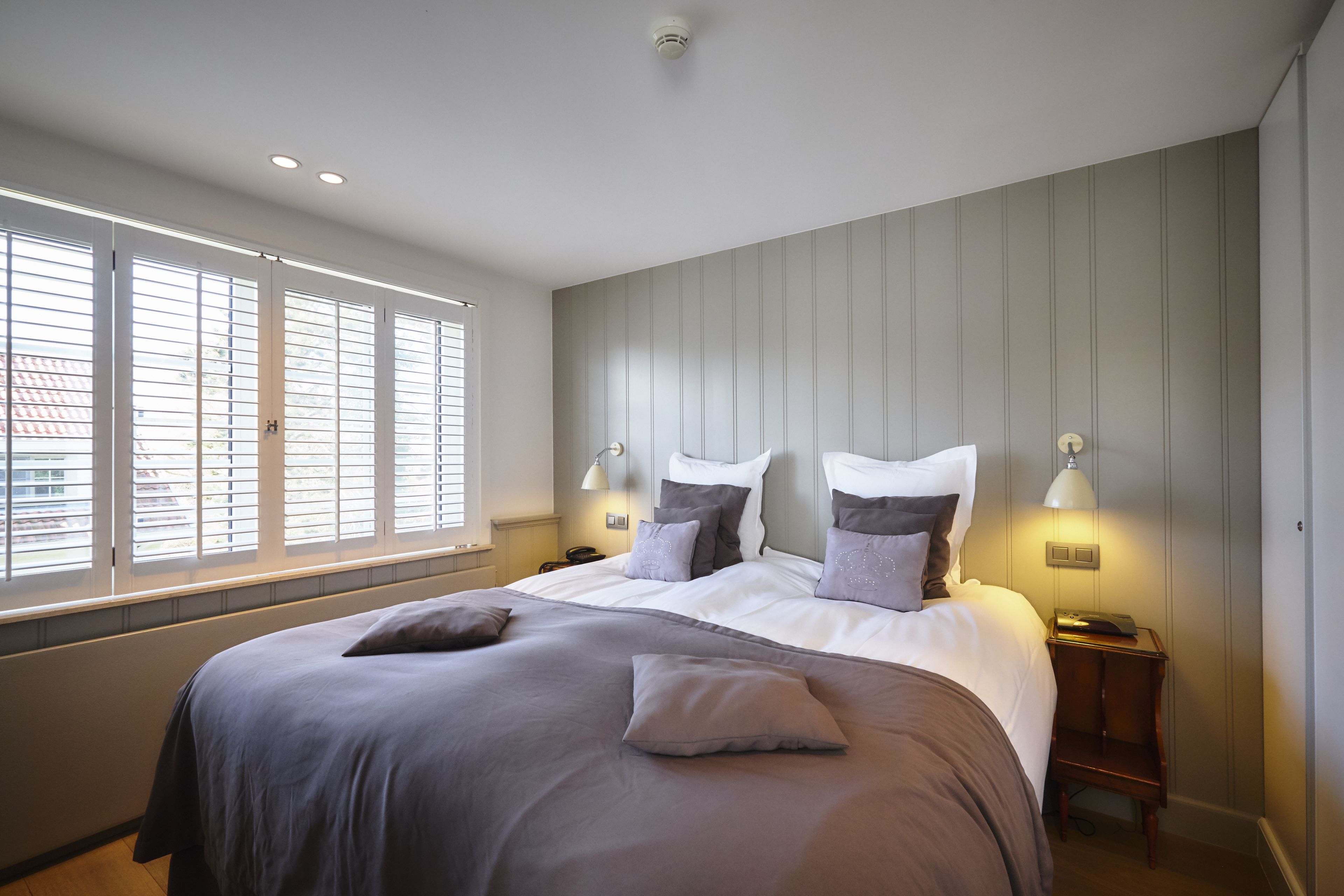 Ropa de cama de alta calidad, cubrecamas y minibar 