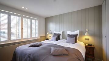 جناح جونيور | أغطية فراش متميزة وألحفة محشوة بالريش وميني بار وخزنة داخل الغرفة