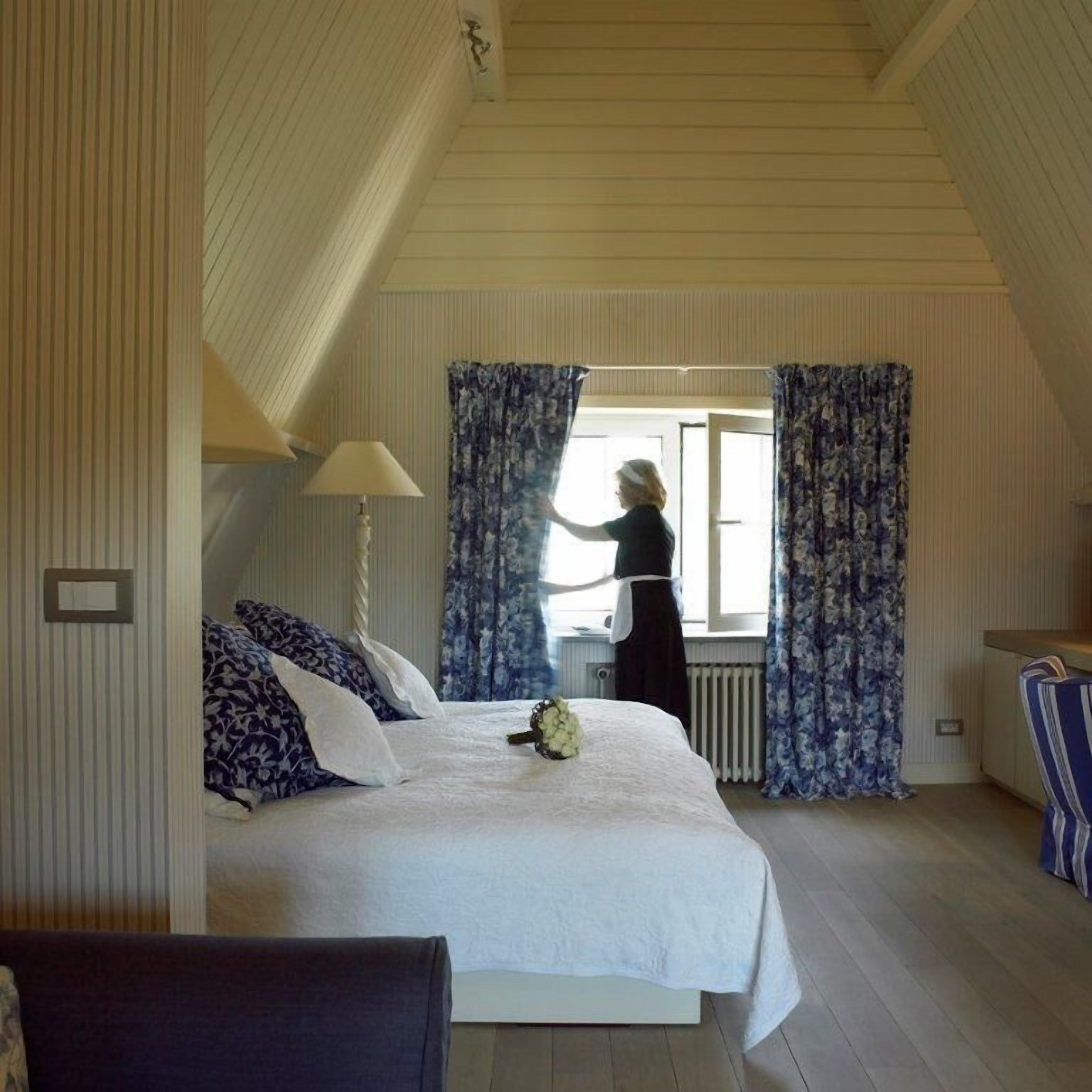 premium bedding, down duvets, minibar, in-room safe