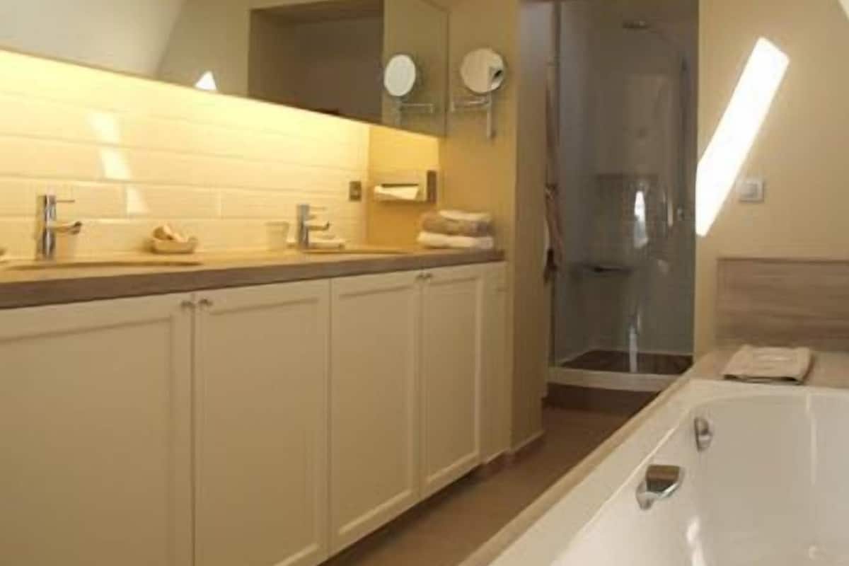 Suite, 1 slaapkamer | Badkamer | Een regendouche, een haardroger, pantoffels, handdoeken
