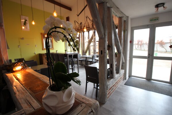 ฝ่ายต้อนรับ