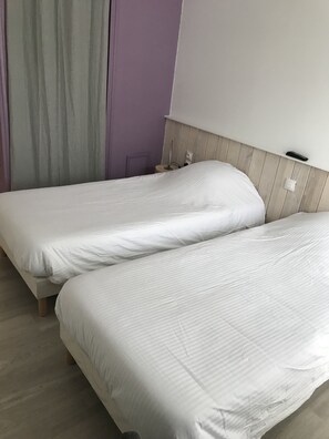 Habitación con 2 camas individuales | Muebles diferentes, escritorio y espacio para trabajar con laptop