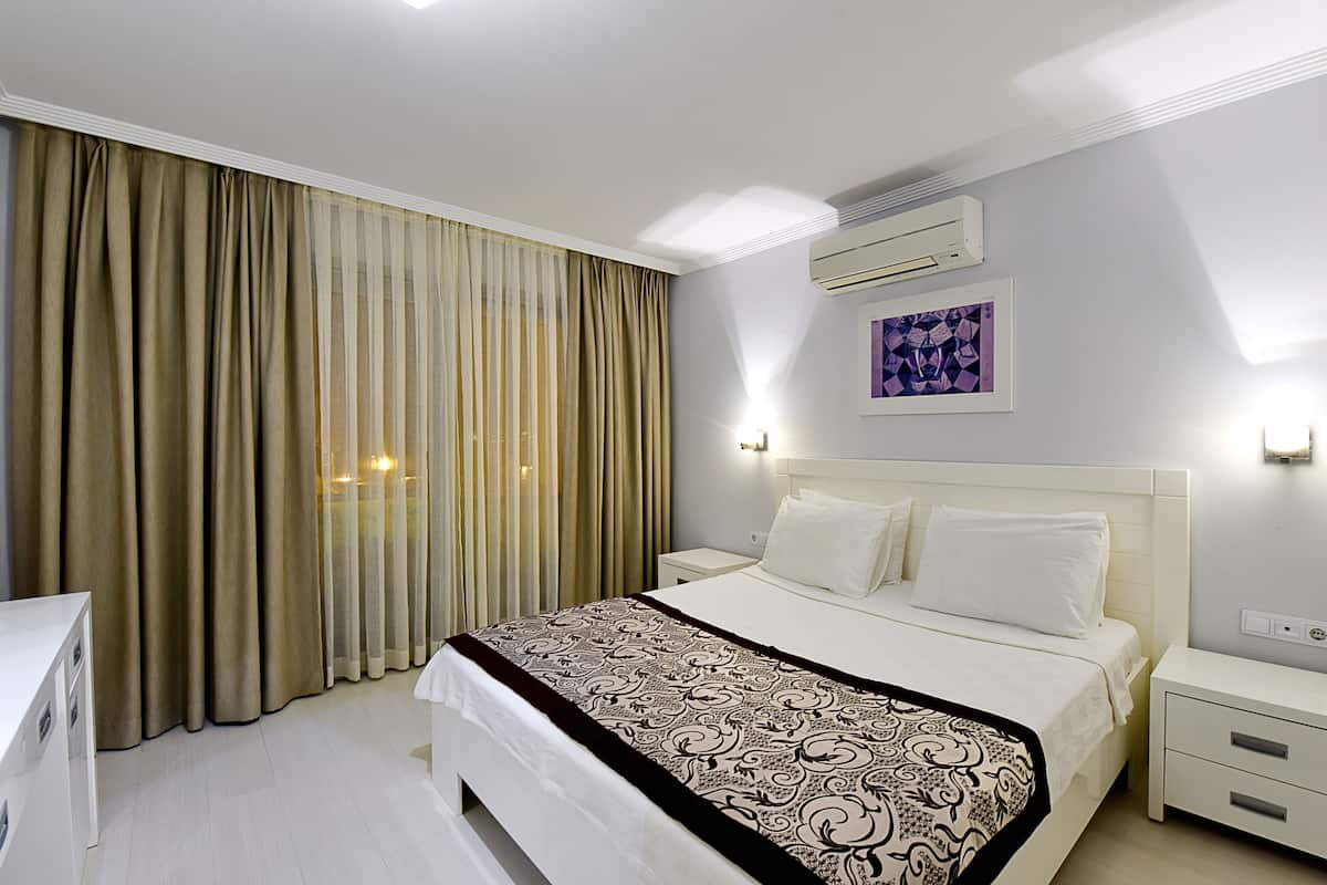 VÀrdeförvaringsskÄp pÄ rummet och arbetsyta för laptop