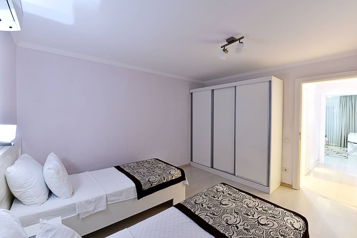 VÀrdeförvaringsskÄp pÄ rummet och arbetsyta för laptop