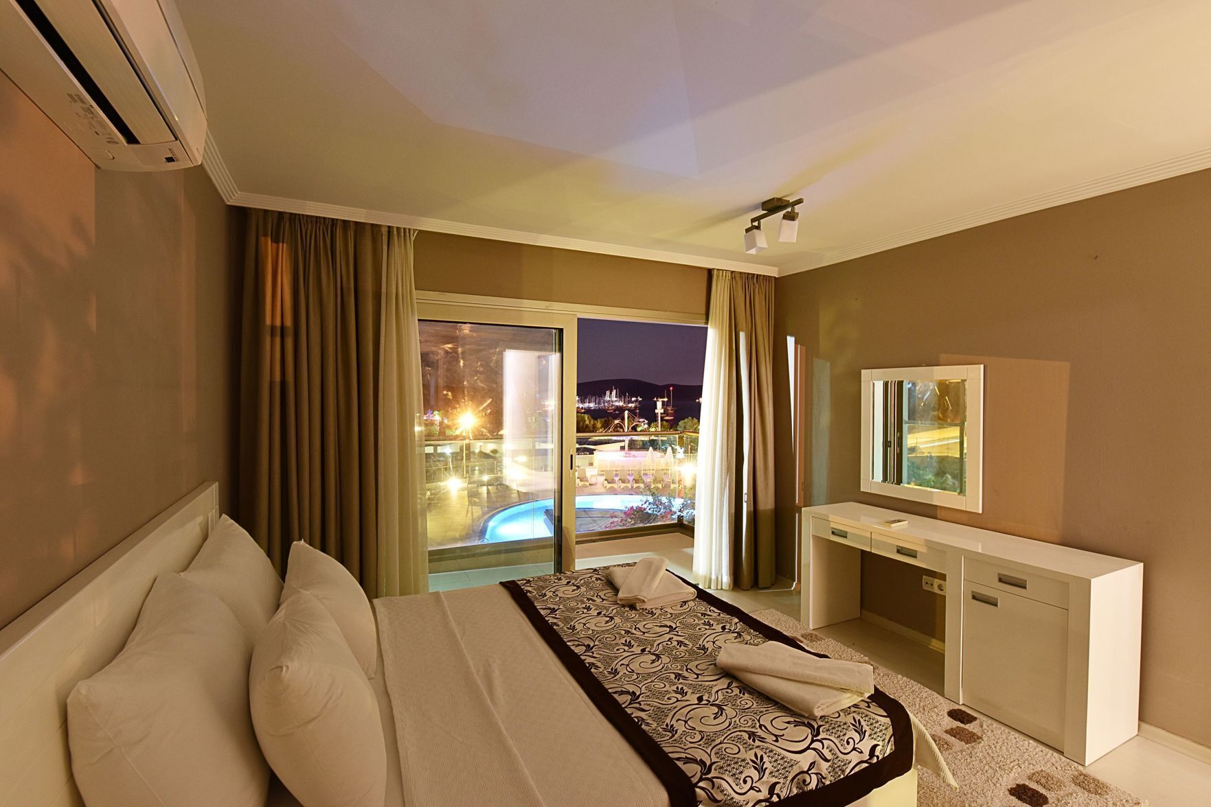 In-room safe, laptop workspace, iron/ironing board