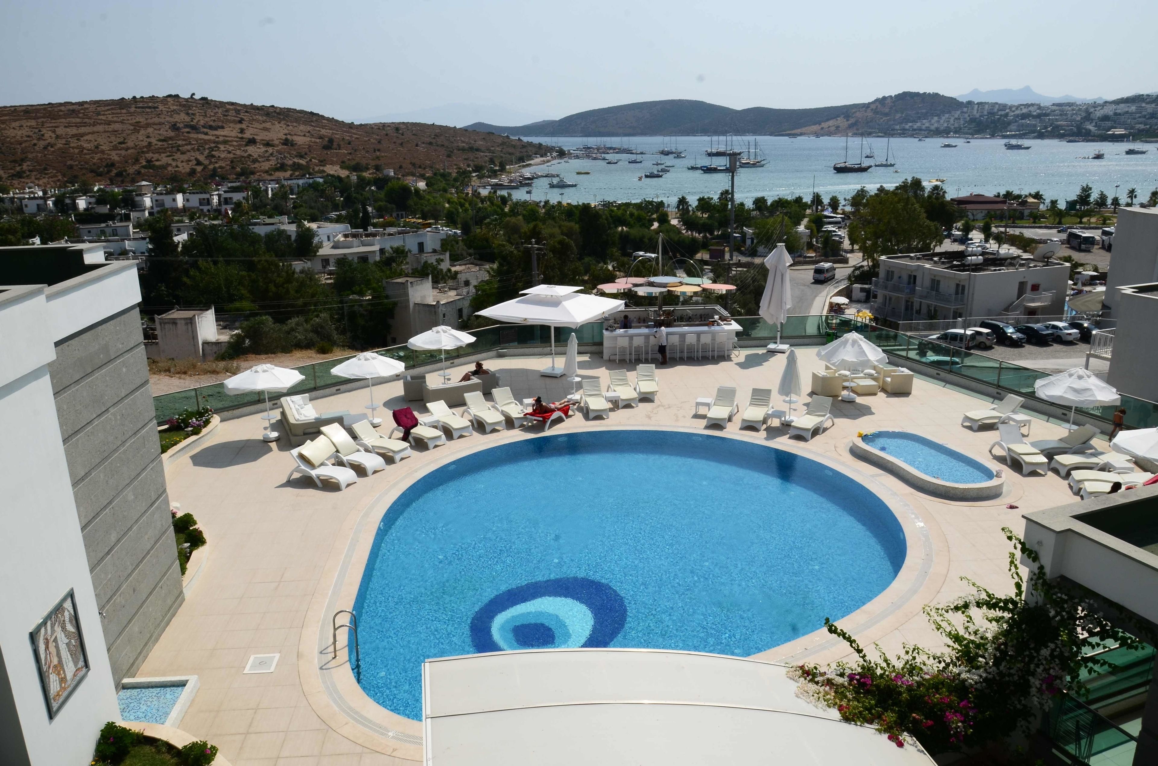 Alberca al aire libre por temporada y camastros 