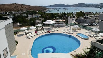 Alberca al aire libre por temporada y camastros