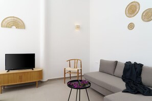 Suite | Living area | 32-inch TV with digital channels - Paros Inn Seafront (Paros)