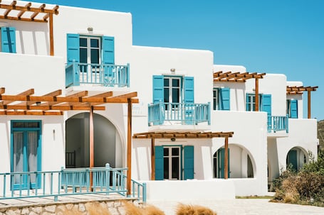 Facciata della struttura. Paros Inn Seafront