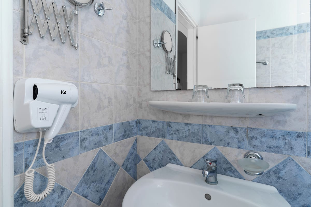 superior room, sea view | bathroom | shower, free toiletries, hair dryer, towels