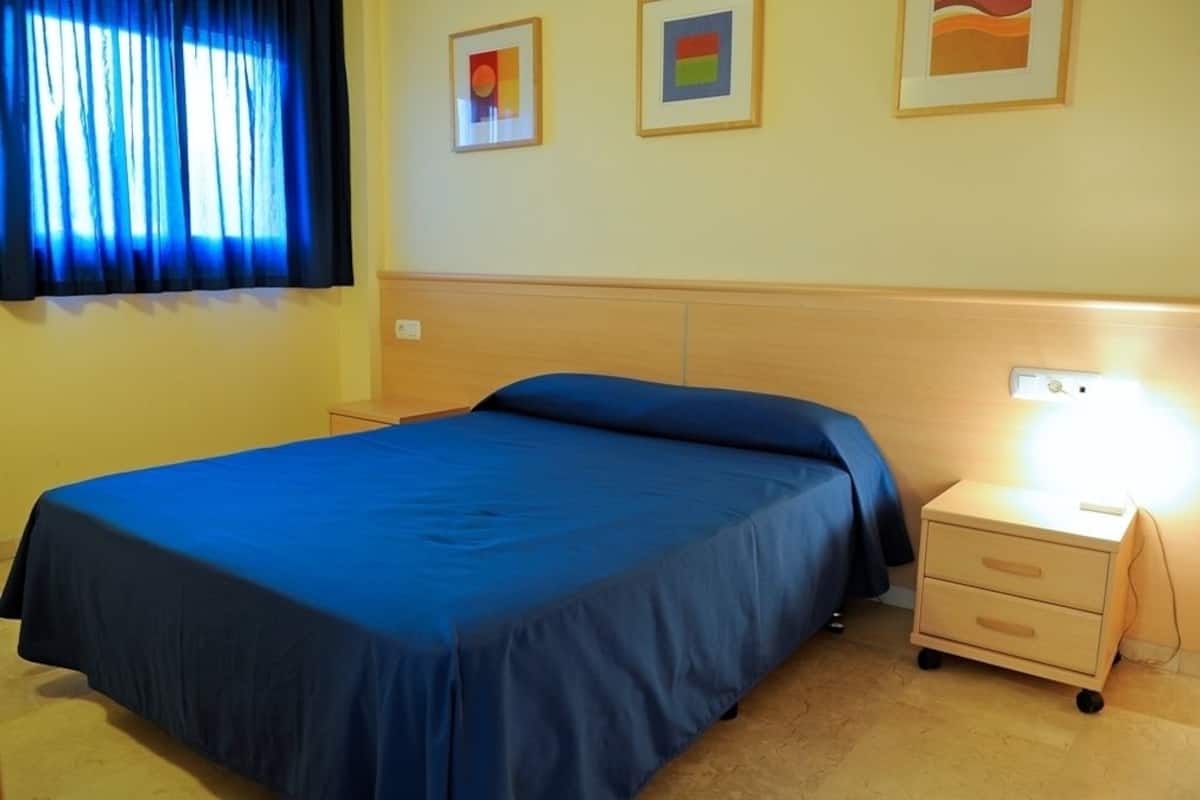 1 habitación, caja de seguridad en la habitación y escritorio