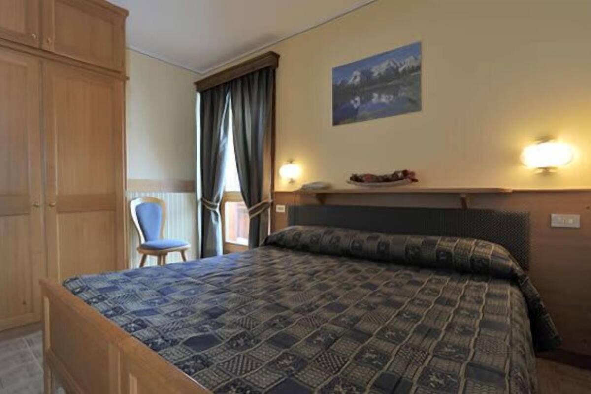 Desk, cribs (surcharge), WiFi (free), bed sheets
