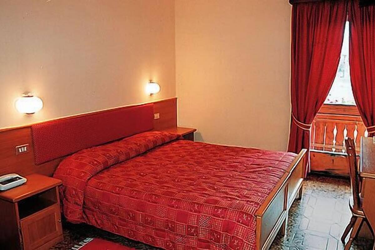 Desk, cribs (surcharge), WiFi (free), bed sheets
