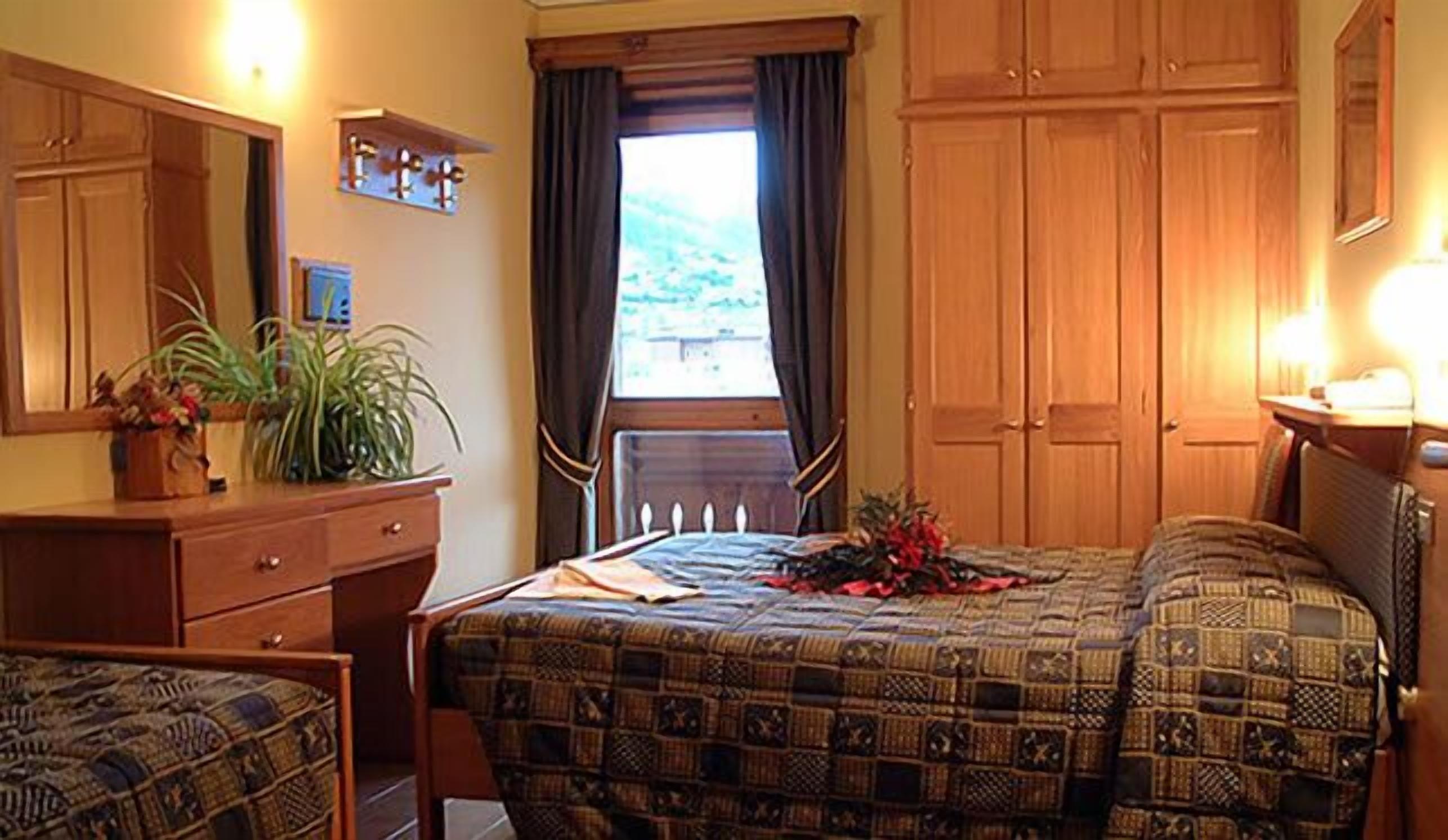 triple room | desk, cots/infant beds, free wifi, bed sheets