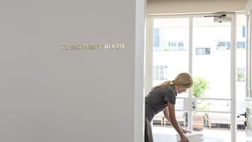 Perawatan tubuh, aromaterapi, dan pijat dengan batu panas