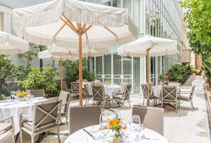 2 restaurantes; se sirve desayuno, almuerzo y cena; cocina mediterránea