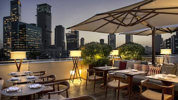 2 restaurants, spécialités Cuisine méditerranéenne