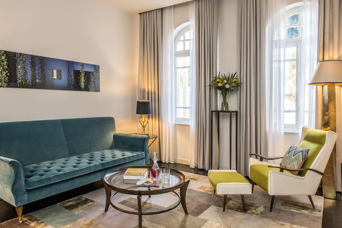 Garden Suite | Living area | 40-inch flat-screen TV with satellite channels, TV, pay movies