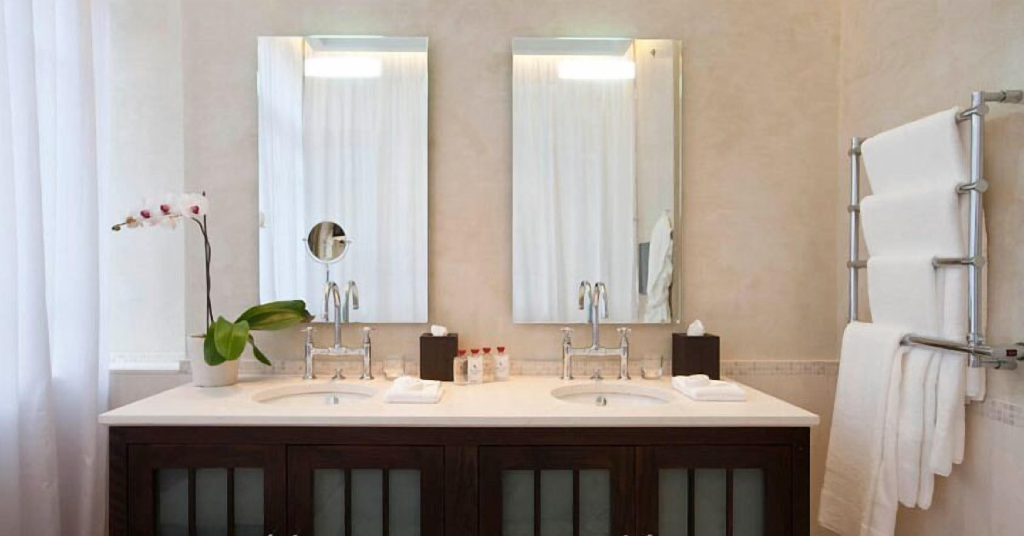 studio suite | bathroom sink