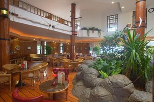 5 restaurantes; se sirve desayuno, almuerzo y cena; cocina internacional