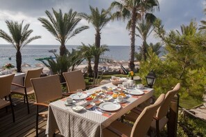 5 間餐廳；供應早餐、午餐、晚餐；多國菜