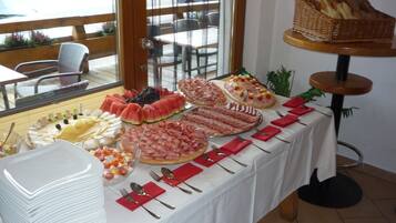 Café da manhã continental todos os dias (EUR 12 por pessoa)