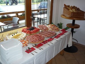 Sarapan ala kontinental setiap hari (EUR 12 per orang)