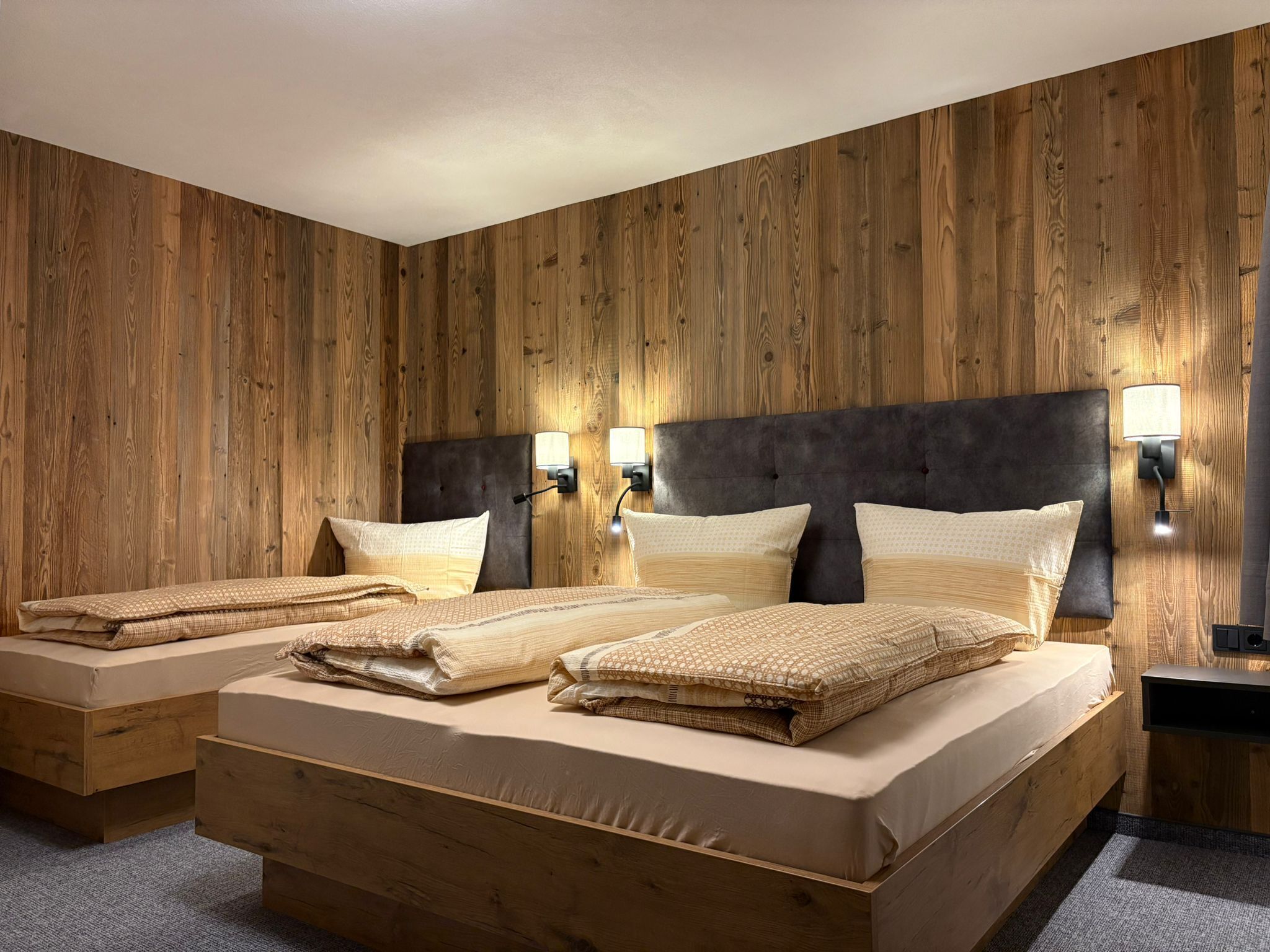 خزنة داخل الغرفة وواي فاي مجانًا وملاءات أسرّة