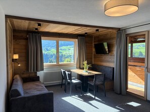 Panorama Suite 307 | Oppholdsområde | En 32-tommers LED-TV med Parabol-TV samt TV