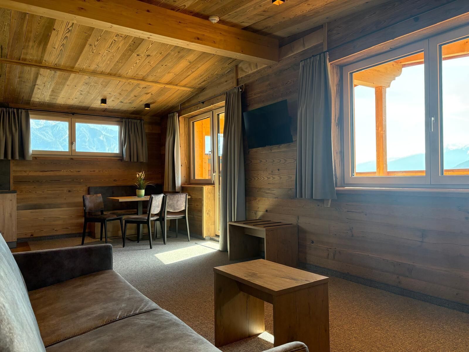 Alpenpenthouse Suite | Wohnbereich | 32-Zoll-LED-Fernseher mit Satellitenempfang, Fernseher
