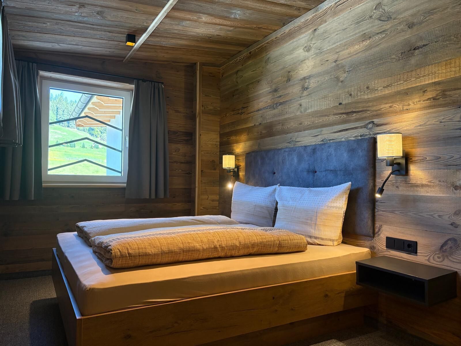 خزنة داخل الغرفة وواي فاي مجانًا وملاءات أسرّة