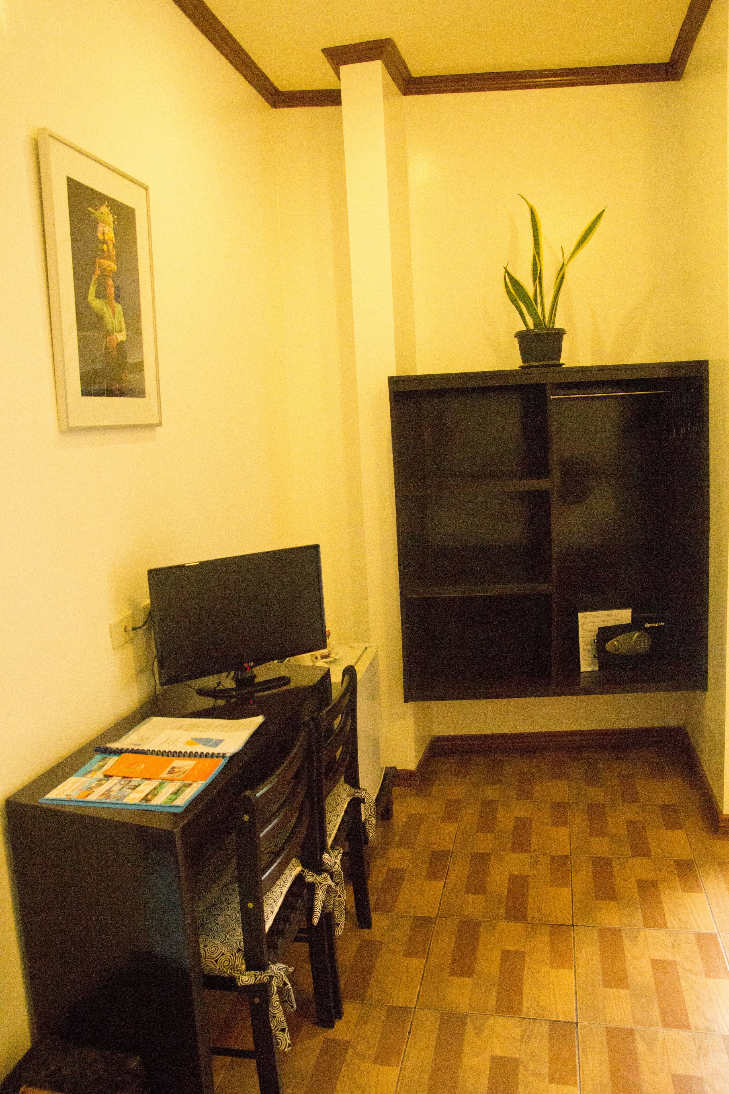 family room, 1 bedroom, non smoking, partial sea view | 1 bedroom, in-room safe, free wifi, bed sheets