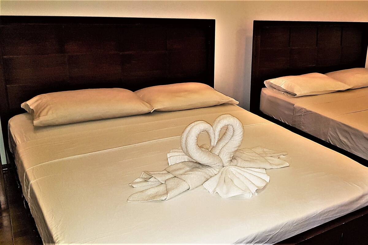 Eenvoudige kamer, 2 queensize bedden | Een kluis op de kamer, gratis wifi, beddengoed