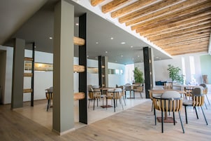 Bar junto a la piscina