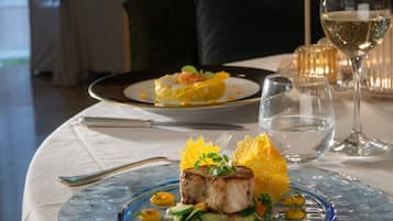 2 restaurants; breakfast, lunch and dinner served