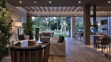 Poolside bar