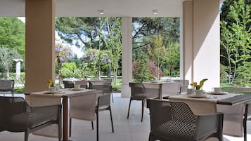 2 restaurants; breakfast, lunch, and dinner served