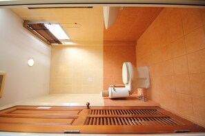 Standard Single Room | Bathroom | Shower, towels, soap, shampoo